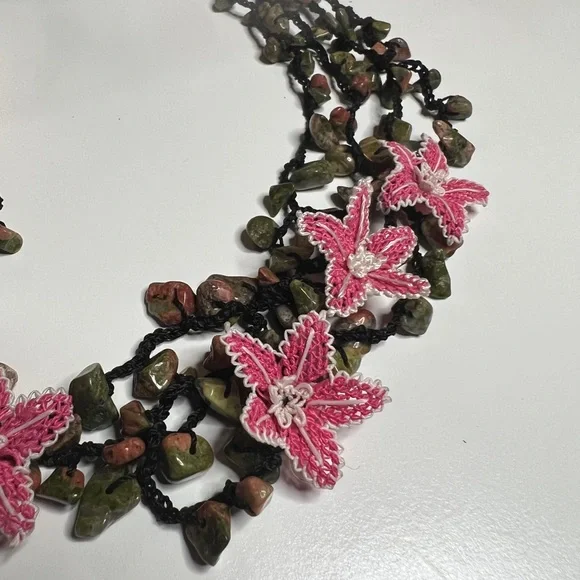 Point Lace Necklace - Picture 2 of 4